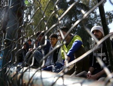 Οι παράνομοι μετανάστες στη Μόρια διαμαρτύρονται για το...φαΐ